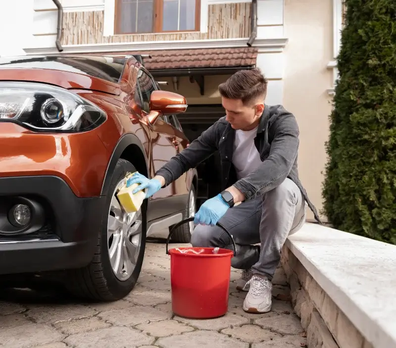 Lavage auto à domicile Monceaux : professionnel intervenant sur un véhicule
